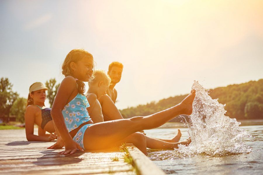 Familie am Wasser