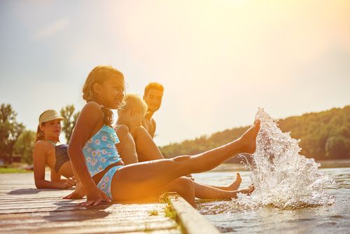 Familie im Urlaub am See im Sommer