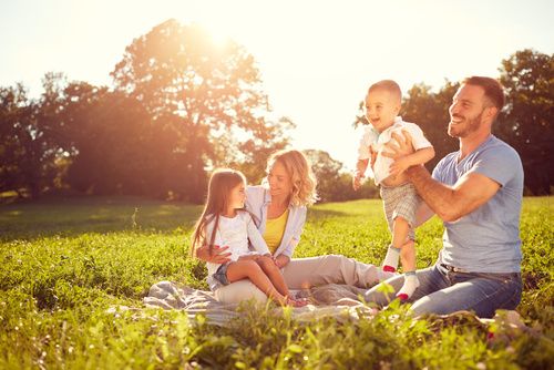 Junge Eltern picknicken mit Kindern