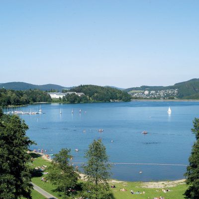 hotel nieder Badebucht Hennesee(Foto Tourist-Information Meschede)