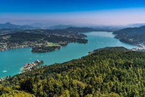 Wörthersee in Kärnten Österreich mit der Halbinsel Maria Wörth und einem Alpenpanorama
