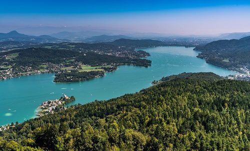 Wörthersee in Kärnten Österreich mit der Halbinsel Maria Wörth und einem Alpenpanorama