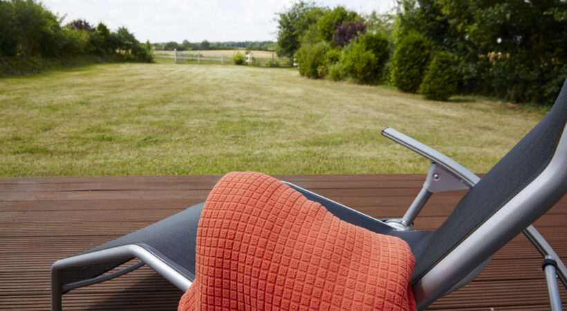 Liegestuhl mit Decke im Garten