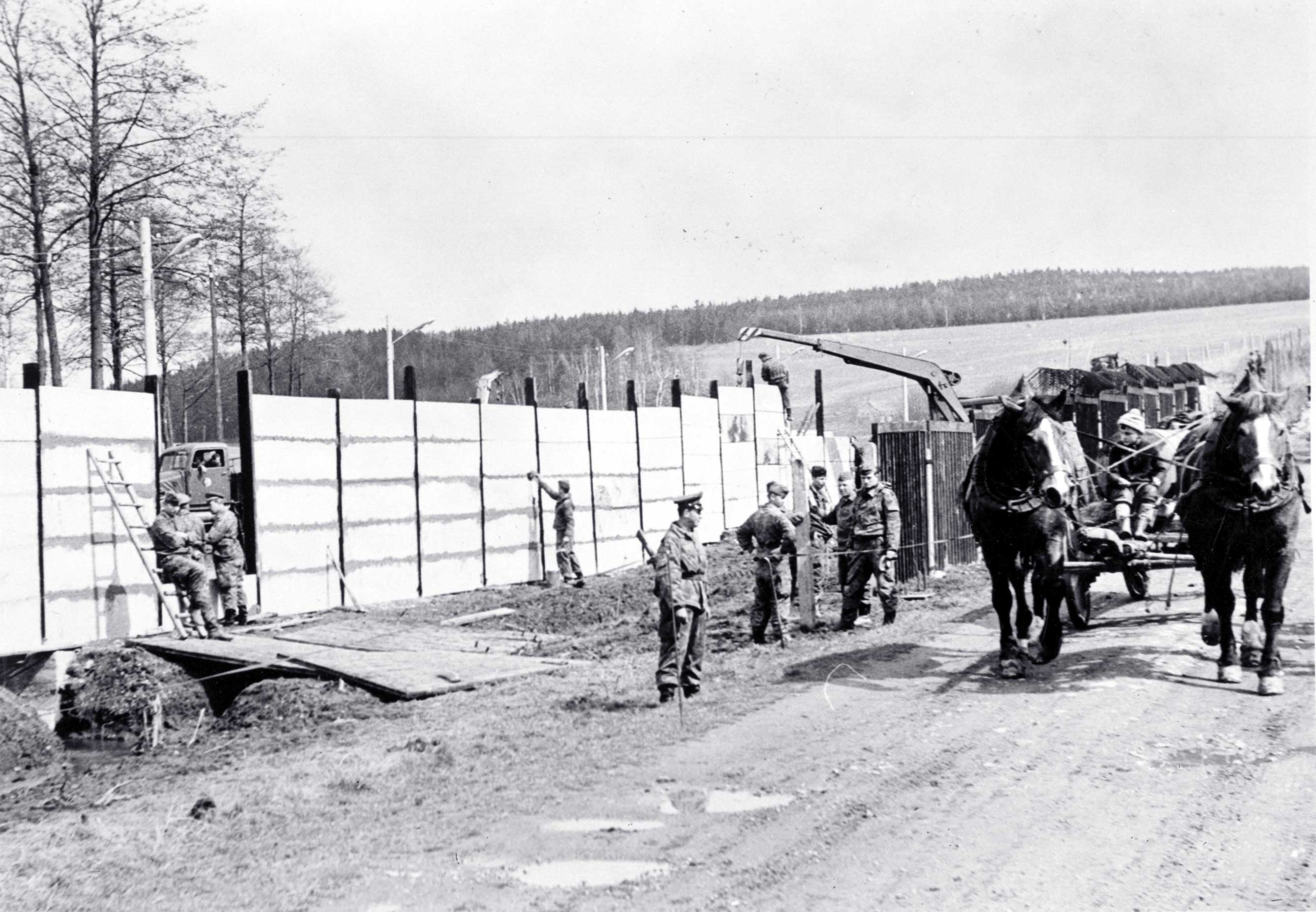 Bau der 700 Meter langen Betonsperrmauer 1966