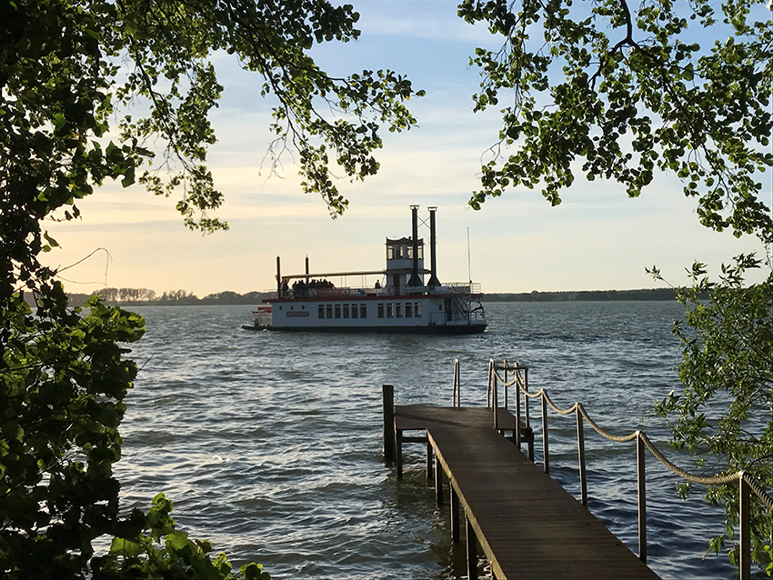 Bootssteg das Flair Hotels Deutsches Haus, im Hintergrund die Queen Arendsee