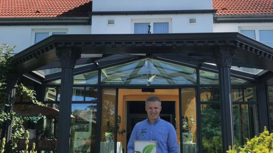 Daniel Reuner vom Flair Hotel Reuner mit GreenSign-Siegel