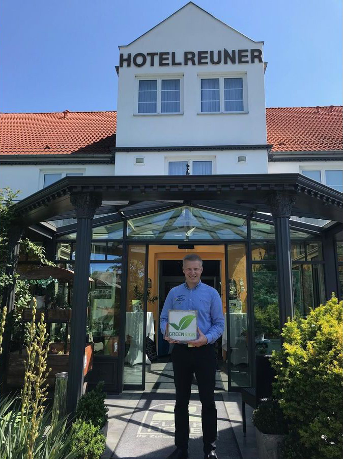 Daniel Reuner vom Flair Hotel Reuner mit GreenSign-Siegel