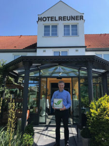 Daniel Reuner vom Flair Hotel Reuner in Zossen mit dem GreenSign Siegel