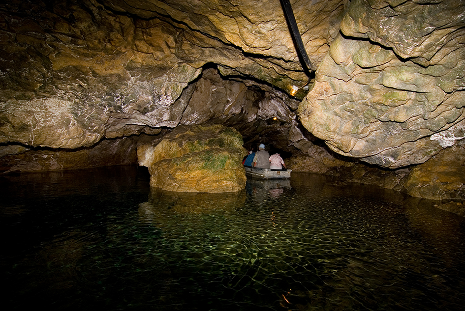 Die Wimsener Höhle ist die einzige mit einem Boot befahrbare Wasserhöhle Deutschlands
