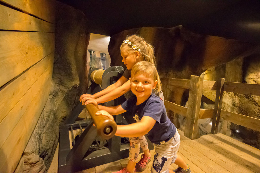 Kinder betätigen eine Station im Erlebnisbergwerk Grottoneum