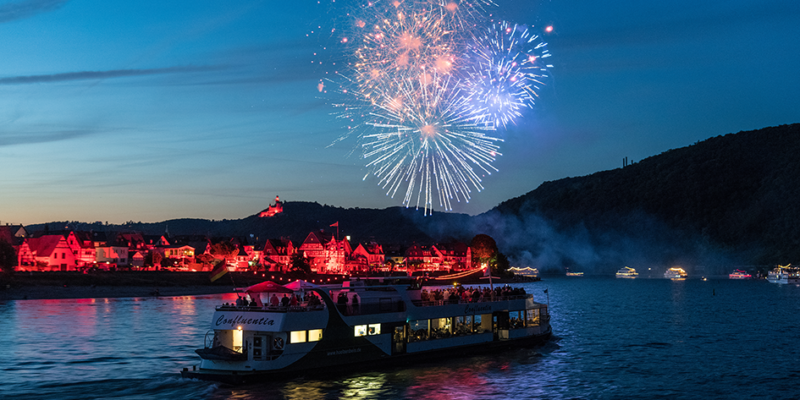 Feuerwerk über Spay bei der Veranstaltung Rhein in Flammen