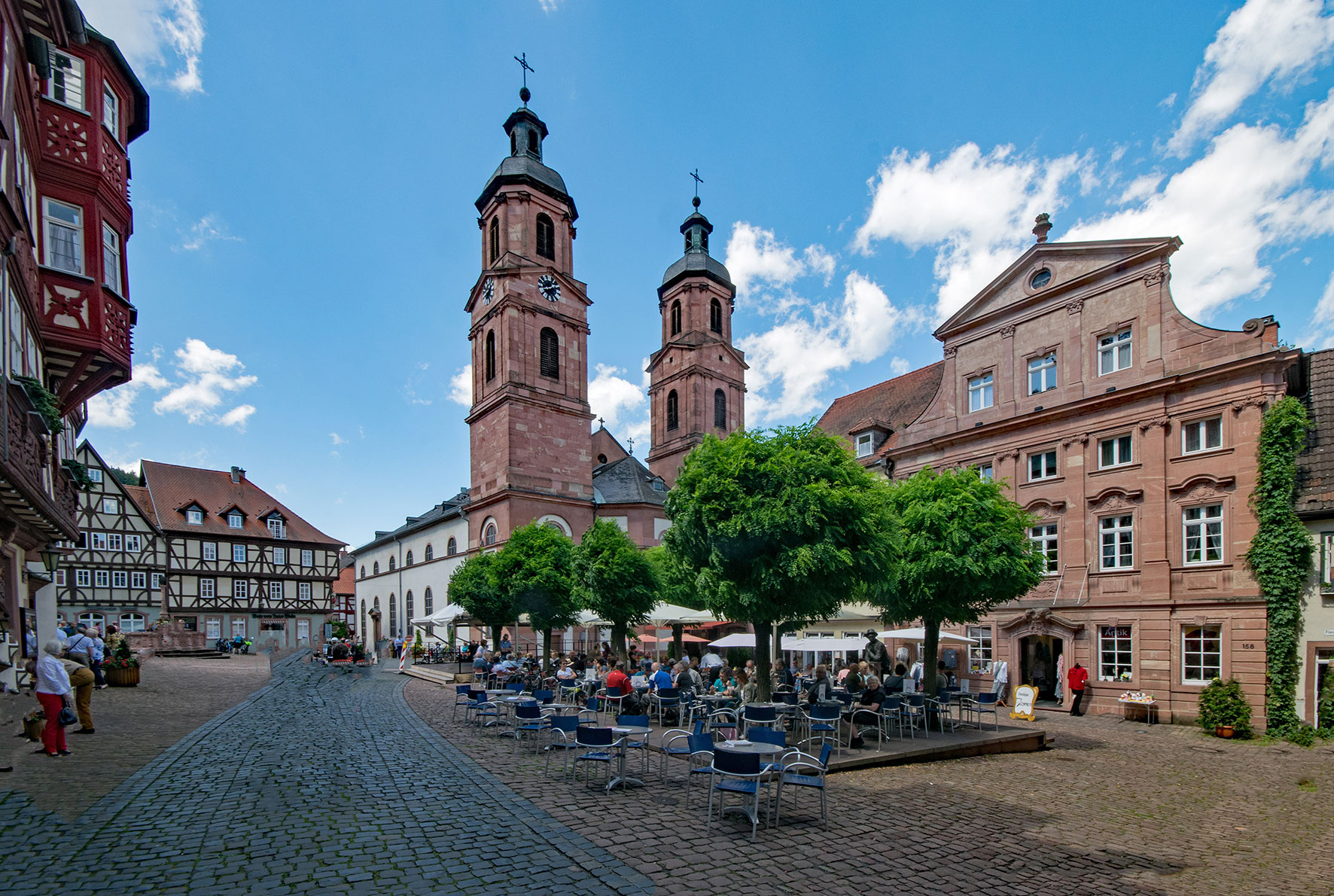 Der Marktplatz mit Pfarrkirche in Miltenberg