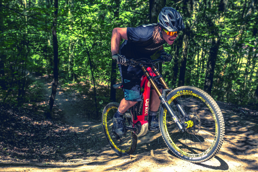 E-Mountainbiker in hügeligem Gelände