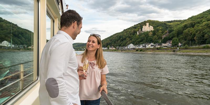 Paar bei einer Schifffahrt auf dem Rhein