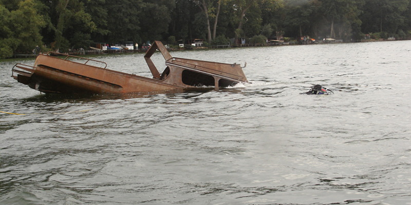 Schiffswrack am Tag seiner Versenkung im Arendsee