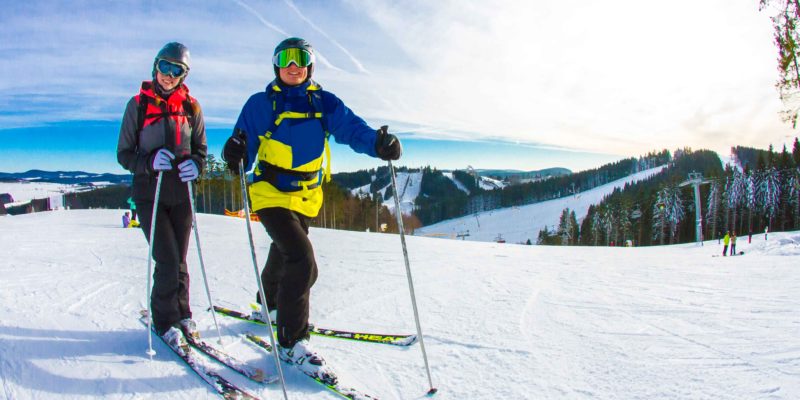 Skifahrer im Skiliftkarussell Winterberg