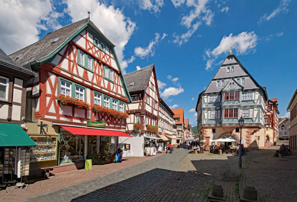 Fußgängerzone in Miltenberg mit Deutschlands ältester Fürstenherberge (rechts)