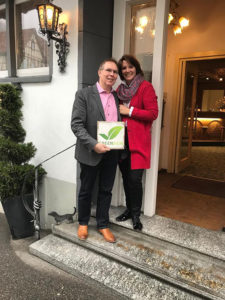 Tanja und Thomas Frank vom Flair Hotel Vier Jahreszeiten in Bad Urach mit dem GreenSign Siegel