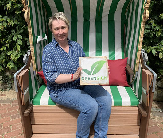 Ulrike Molt vom Flair Landhotel Strengliner Mühle mit dem GreenSign Siegel
