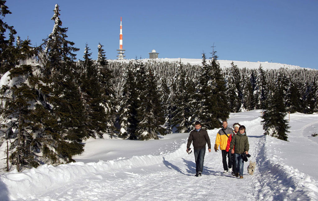 Wanderer laufen im Winter vom Torfhaus zum Harzer Brocken