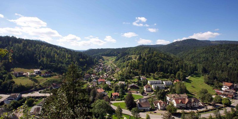 Blick auf Schönmünzach bei Baiersbronn. Hier liegt das Flair Hotel Sonnenhof.