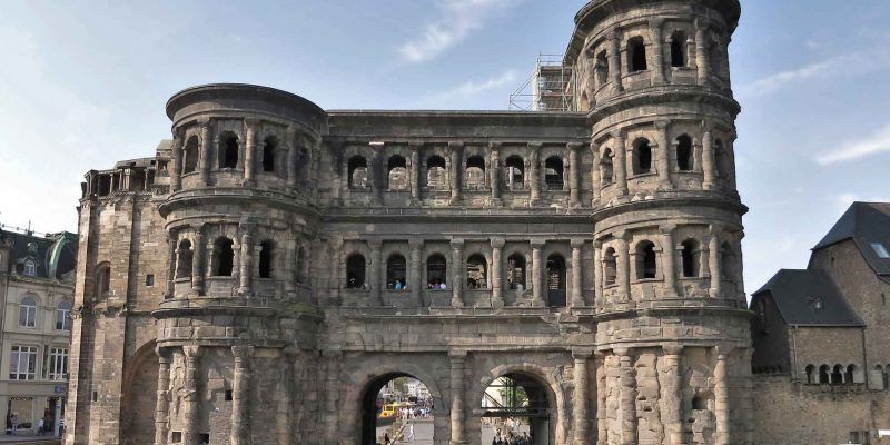 Die Porta Nigra in Trier ist eine der bekanntesten Sehenswürdigkeiten an der Mosel.