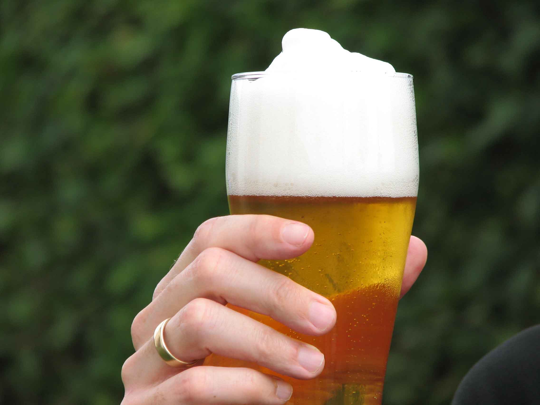 Eine Hand hält ein Glas mit Bier
