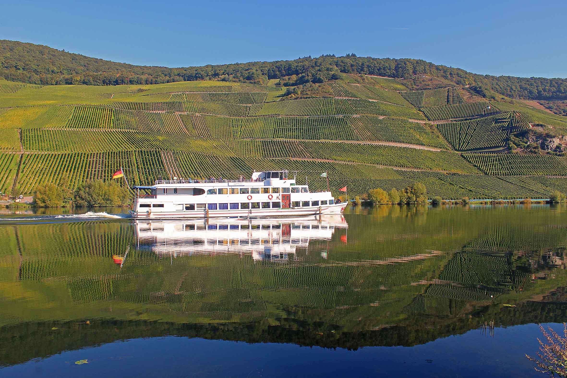 Eine Schifffahrt ist an der Mosel ein schöner Ausflug.