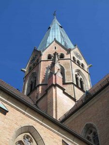Kirchturm der Erzabtei St. Ottilien in Oberbayern.