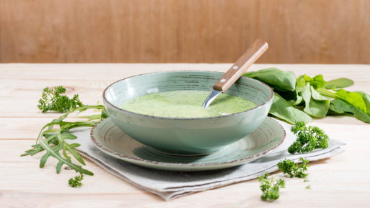 Suppenteller mit grüner Kräutersuppe