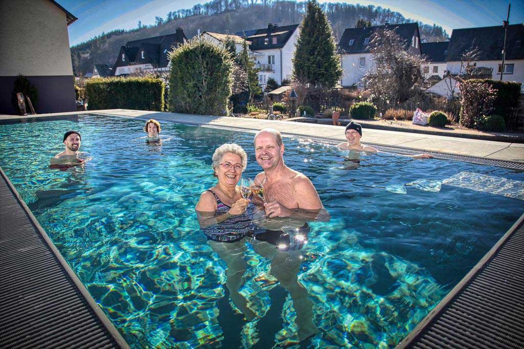 Foto von Gästen im beheizten Außenpool im Flair Hotel Nieder im Sauerland