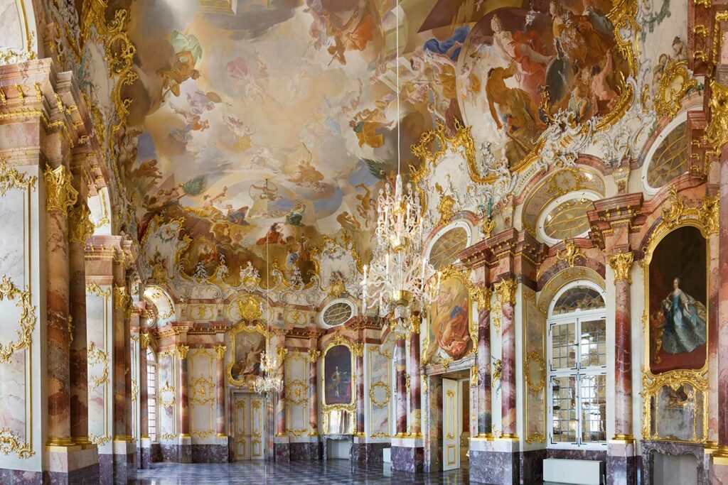 Foto vom Inneren des reich verzierten Marmorsaals in Schloss Bruchsal