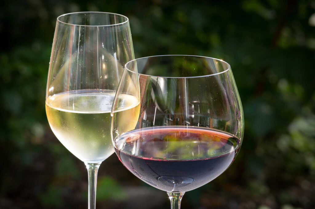 Foto von einem Weißweinglas mit Weißwein und einem Rotweinglas mit Rotwein