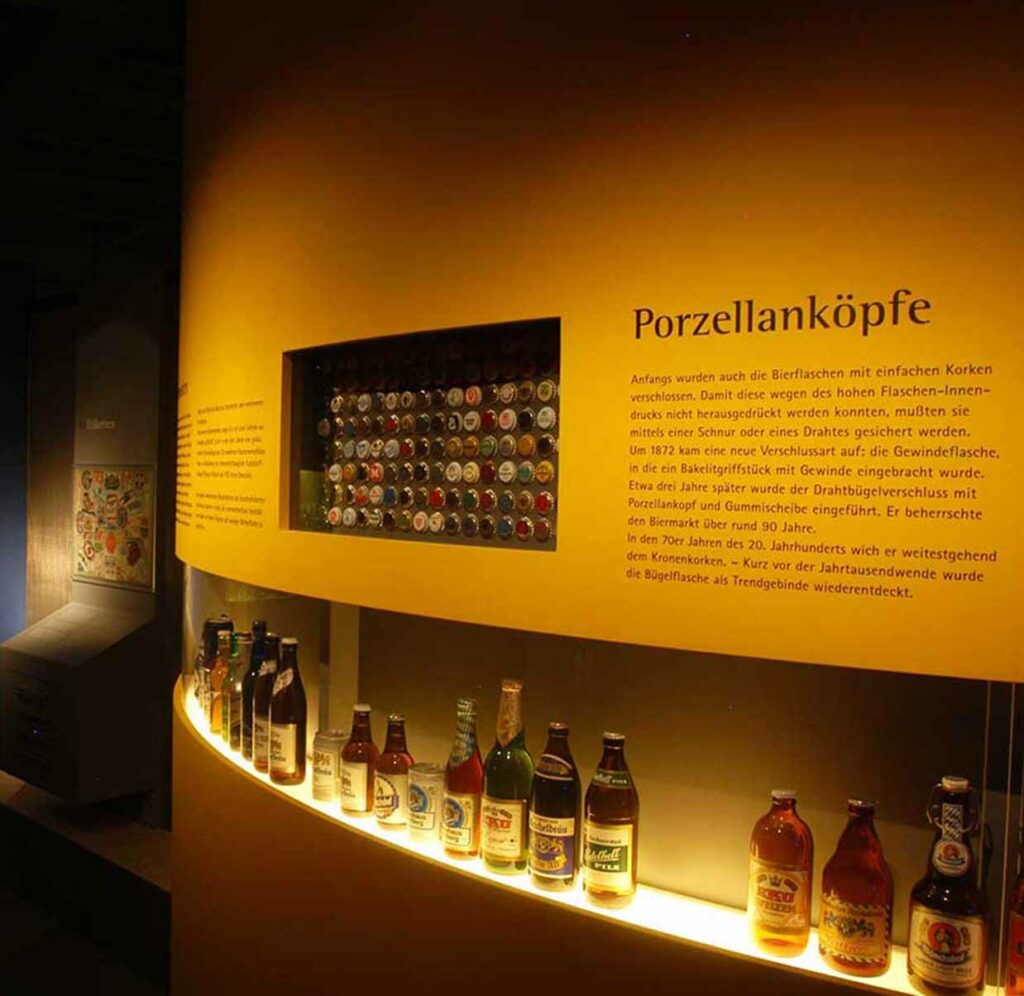 Foto von einem Ausstellungsraum im Bayerischen Brauereimuseum in Kulmbach, das man beim Städtetrip Kulmbach nicht verpassen sollte