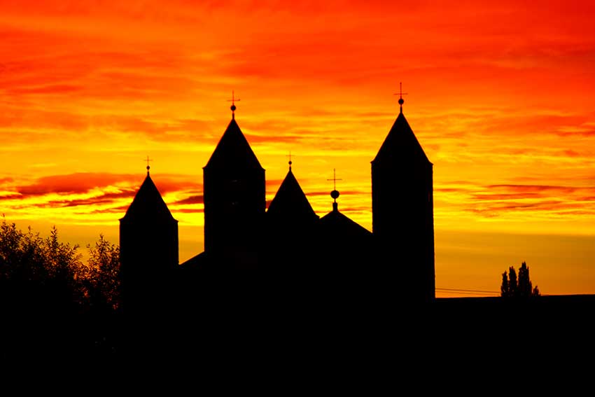 Die Benediktinerabtei Münsterschwarzach im Sonnenuntergang.