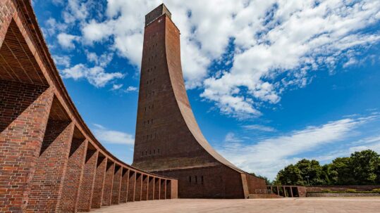 Foto vom Marine-Ehrenmal Laboe mit seinem weithin sichtbaren Turm