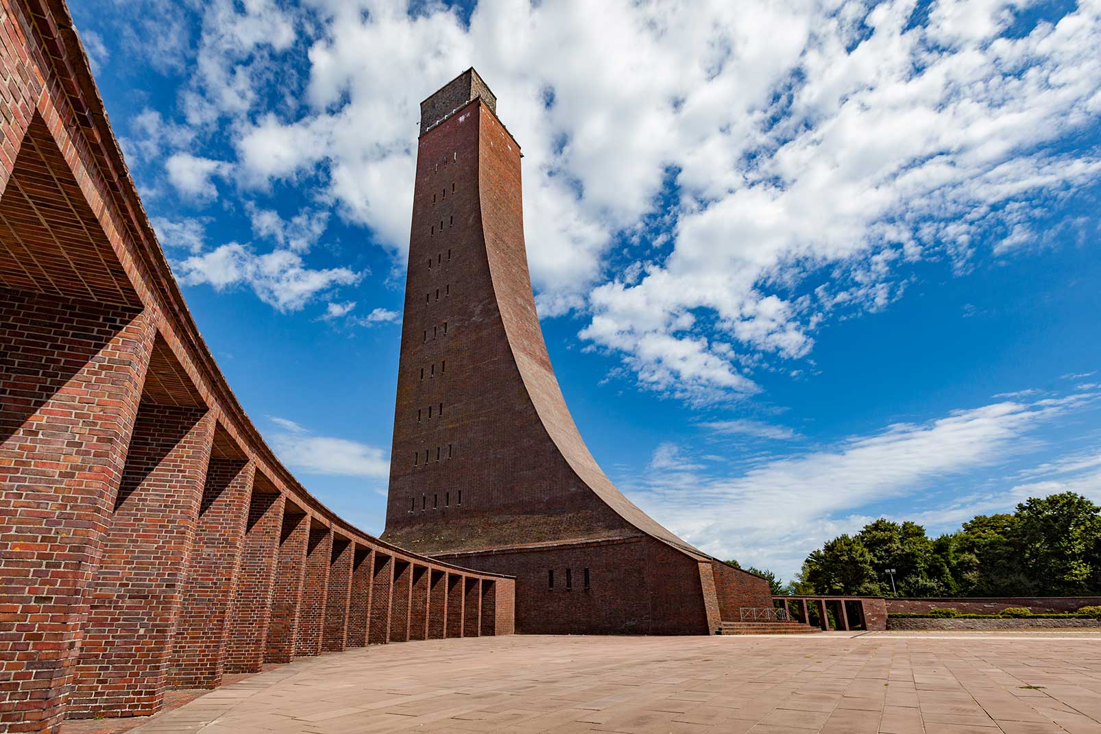 Foto vom Marine-Ehrenmal Laboe mit seinem weithin sichtbaren Turm