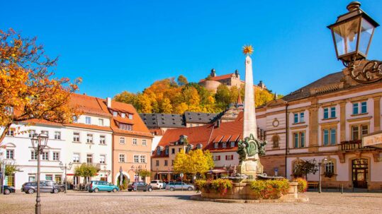 Foto vom Marktplatz in Kulmbach, im Hintergrund ist die Plassenburg zu sehen