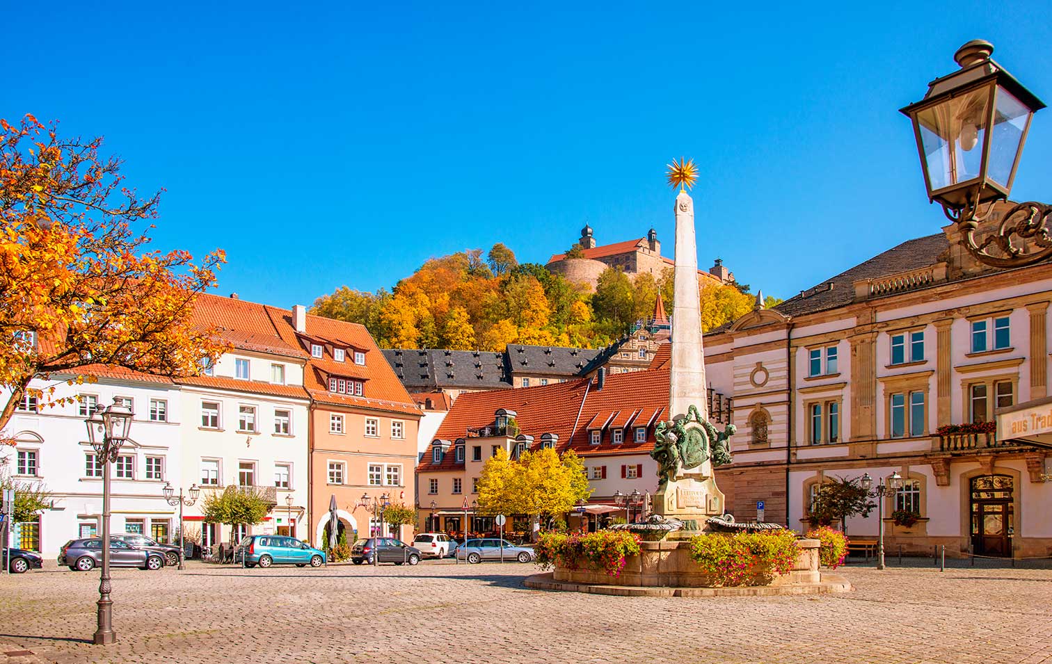 Foto vom Marktplatz in Kulmbach, im Hintergrund ist die Plassenburg zu sehen
