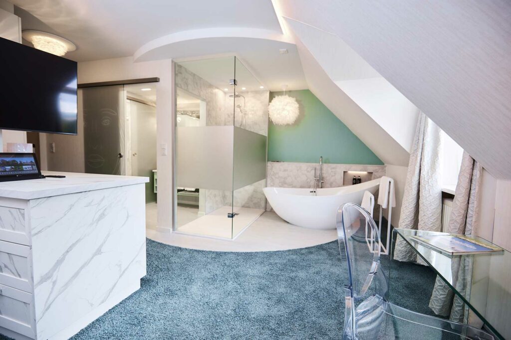 Foto von der freistehenden Badewanne im Apartment Frau Holle im Flair Hotel Stadt Höxter