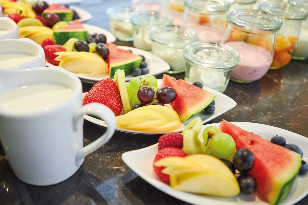 Foto von Obsttellern, Joghurt und Milch im Flair Hotel des Jahres 2023 - Flair Hotel Am Rosenhügel