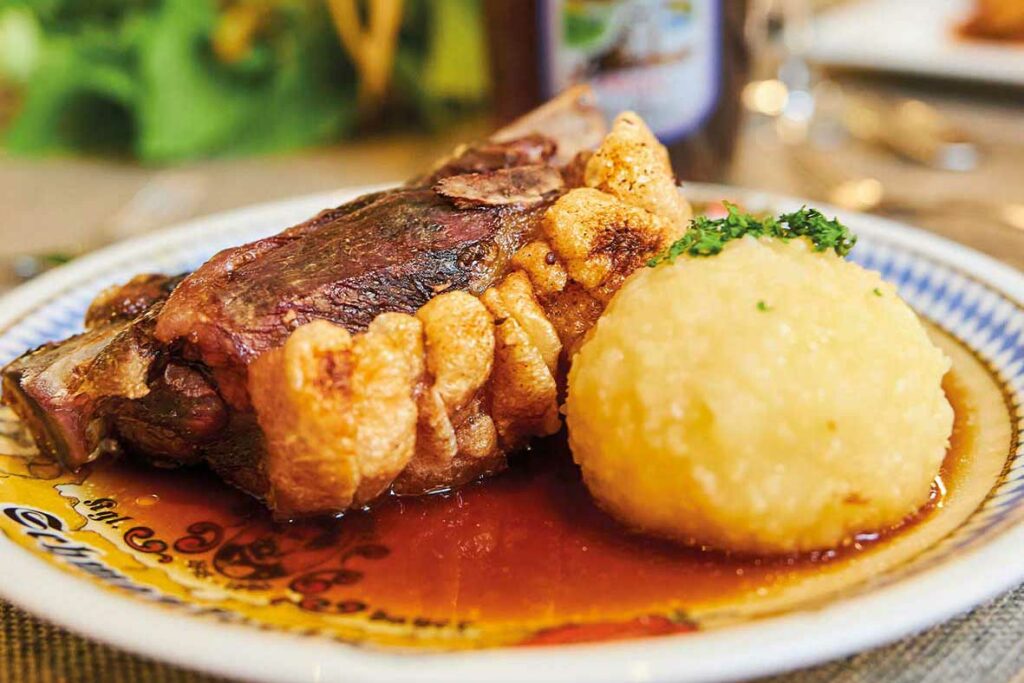 Braten im Restaurant des Flair Hotels Brauereigasthof Sperber-Bräu