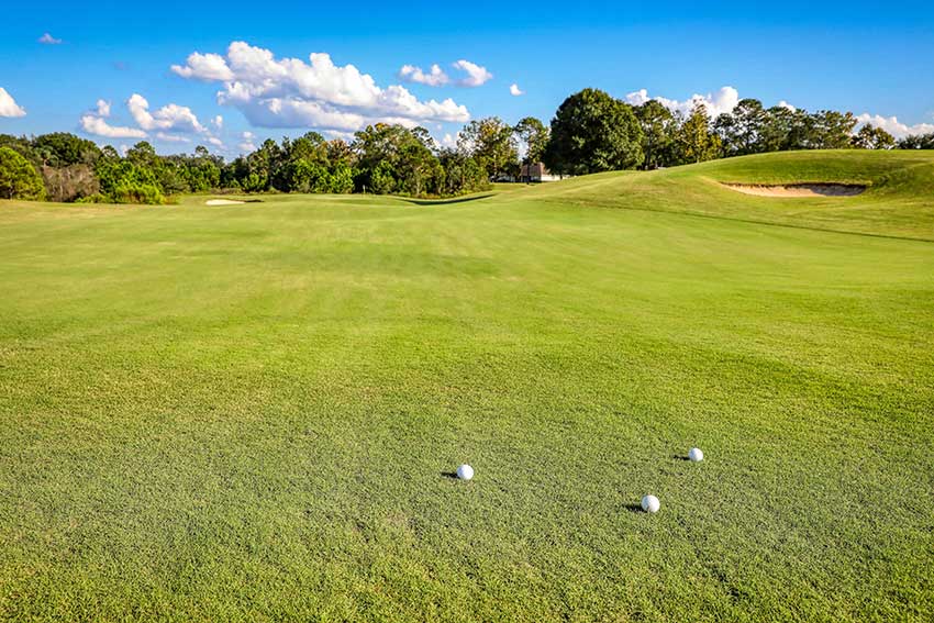 Golfbälle auf dem Golfplatz