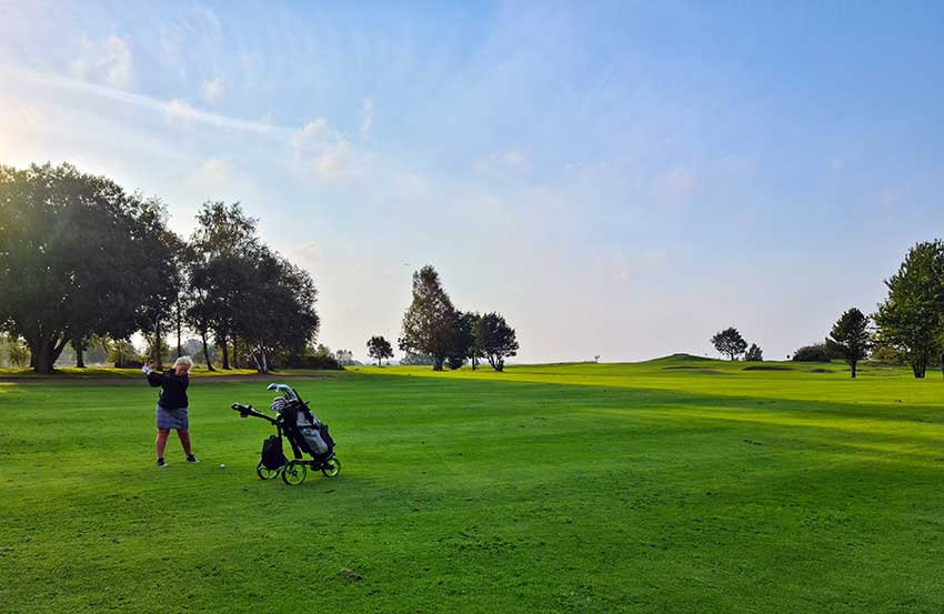 Golferin beim Abschlag