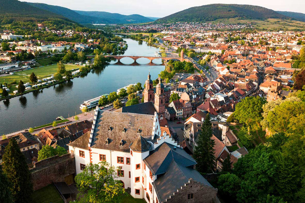 Sicht auf die Stadt Miltenberg von oben. Miltenberg gilt mit seinen Fachwerkhäusern auch als Perle des Mains.