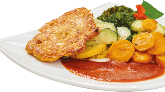 Foto von einem Teller, auf dem Zucchini-Kartoffel-Rösti mit Tomatensauce und Gemüse angerichtet sind