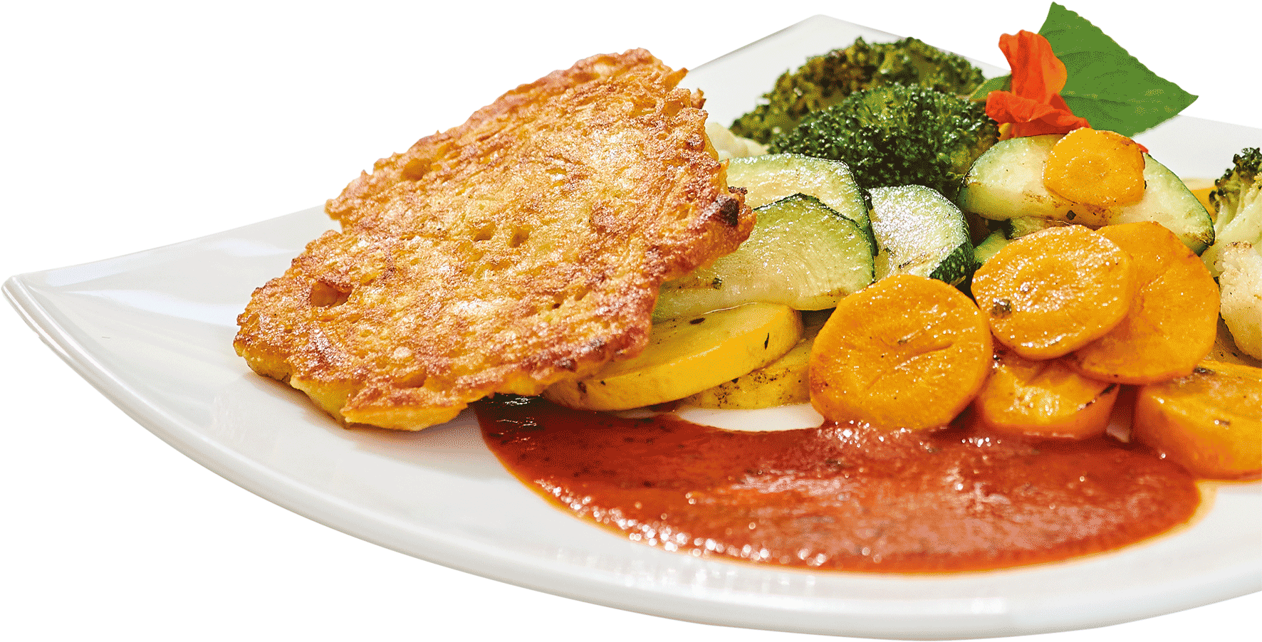 Foto von einem Teller, auf dem Zucchini-Kartoffel-Rösti mit Tomatensauce und Gemüse angerichtet sind