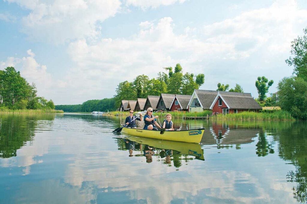 Kanu mit drei Fahrern auf dem Mirower See