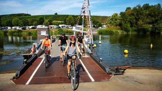 Radfahrer verlassen eine Fähre am MainRadweg