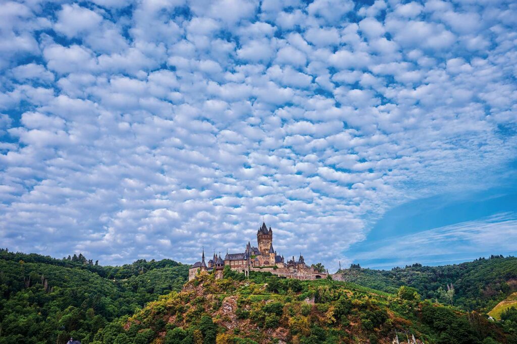 Blick auf die Reichsburg in Cochem an der Mosel vom Flair Hotel des Jahres 2023, dem Flair Hotel Am Rosenhügel